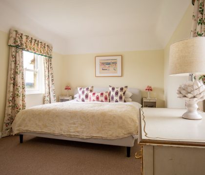 The Garden House Bedroom 2 - StayCotswold